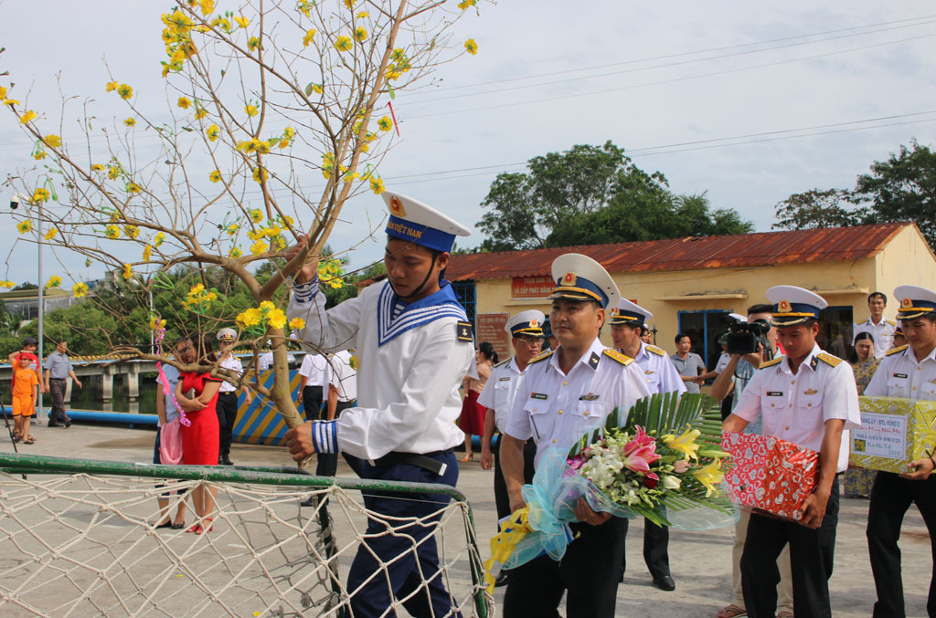 Đưa mai vàng ra nhà giàn DK1