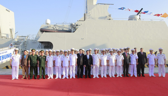 Các đại biểu chụp ảnh lưu niệm với cán bộ chiến sĩ hai tàu - Ảnh: Phương Chi