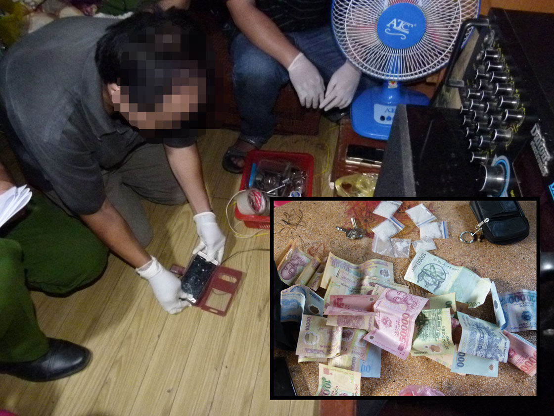 Hiện trường lực lượng Cảnh sát điều tra tội phạm về ma túy bắt đối tượng mua bán trái phép ma túy tại phường 5, TP.Tân An