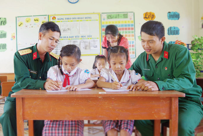 Kiểm tra, thăm hỏi việc học tập của các em học sinh Trường Tiểu học Thái Trị