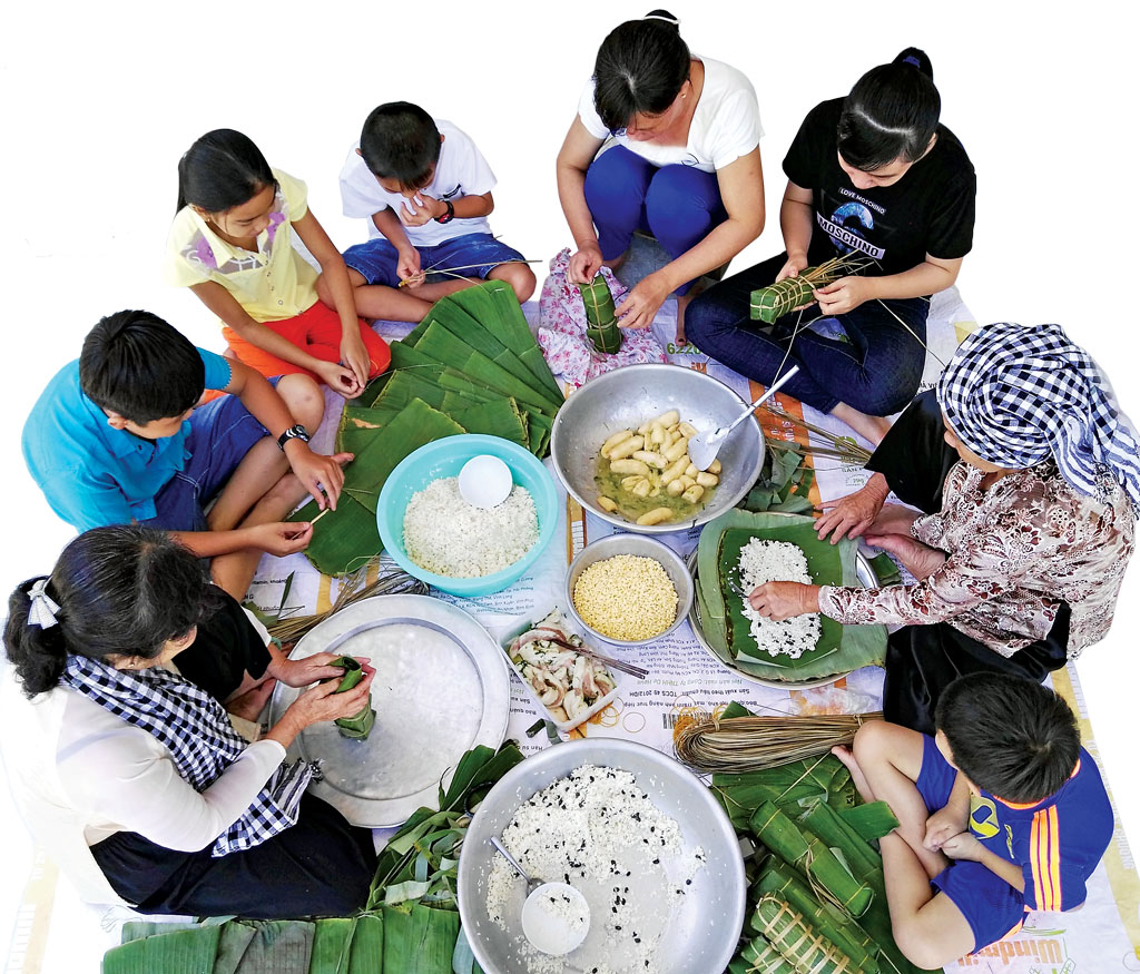 Nhiều gia đình ở nông thôn vẫn giữ truyền thống gói bánh tét ngày tết