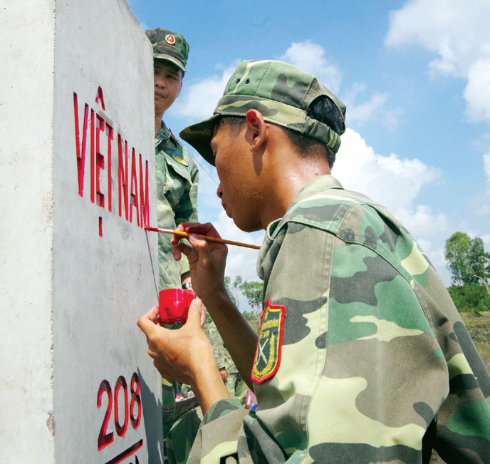 Trung sĩ Huỳnh Văn Thân dồn hết tình cảm, trách nhiệm làm nổi bật hai chữ Việt Nam trên thân cột mốc