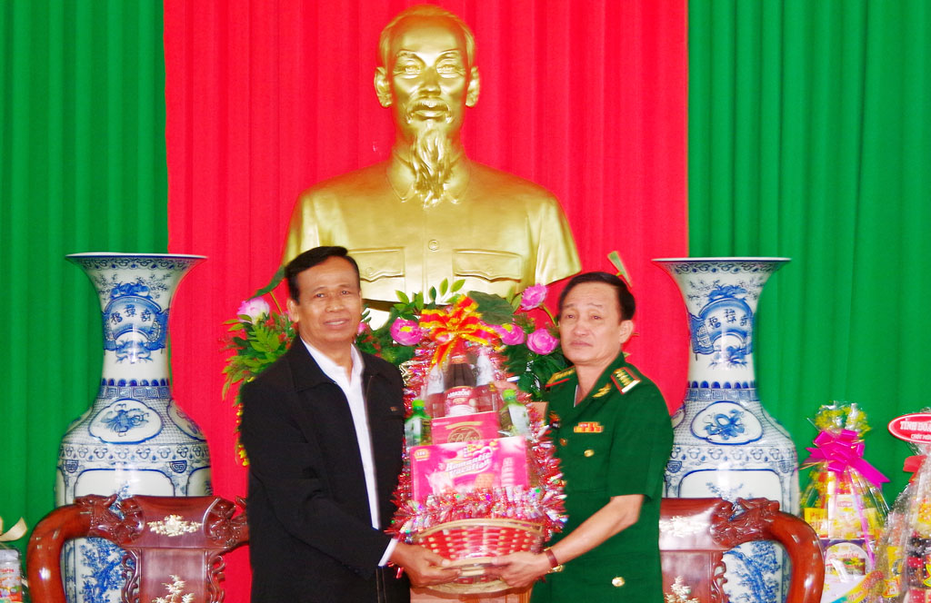 Đại tá Phạm  Phú Phước - Chỉ huy trưởng BĐBP tỉnh Long An tặng quà cho ngài   Bun Xa Van - ủy viên thường trực Ban chấp hành đảng nhân dân tỉnh Sray Riêng