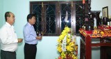 Chủ tịch UBND tỉnh - Trần Văn Cần viếng cố Giáo sư Trần Văn Giàu