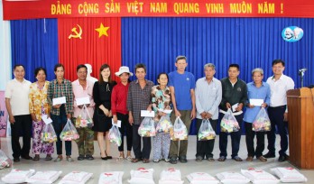 Báo Long An trao 153 phần quà tết cho hộ nghèo huyện Tân Trụ
