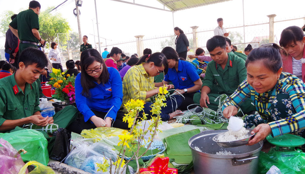 Đại đội Bộ binh huyện Thạnh Hóa tham gia thi gói bánh tét