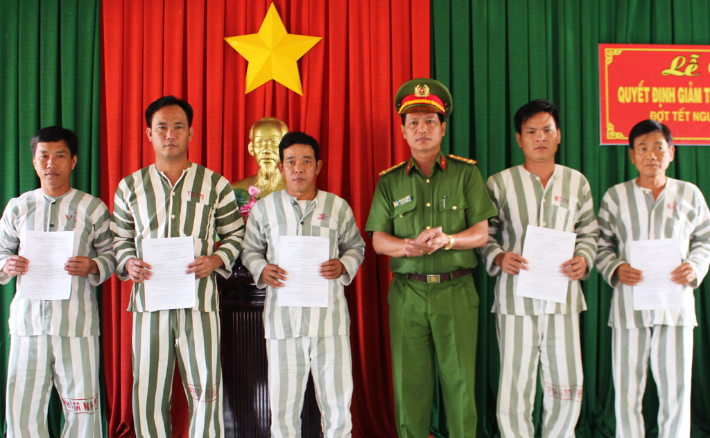 Phó Giám đốc Công an tỉnh Đại tá - Nguyễn Văn Đức trao quyết định giảm hết thời hạn chấp hành án phạt tù cho phạm nhân.