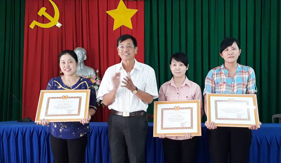 Chủ nhiệm Ủy ban Kiểm tra Huyện ủy - Võ Văn Ky trao giấy khen cho các tập thể hoàn thành tốt nhiệm vụ năm 2017