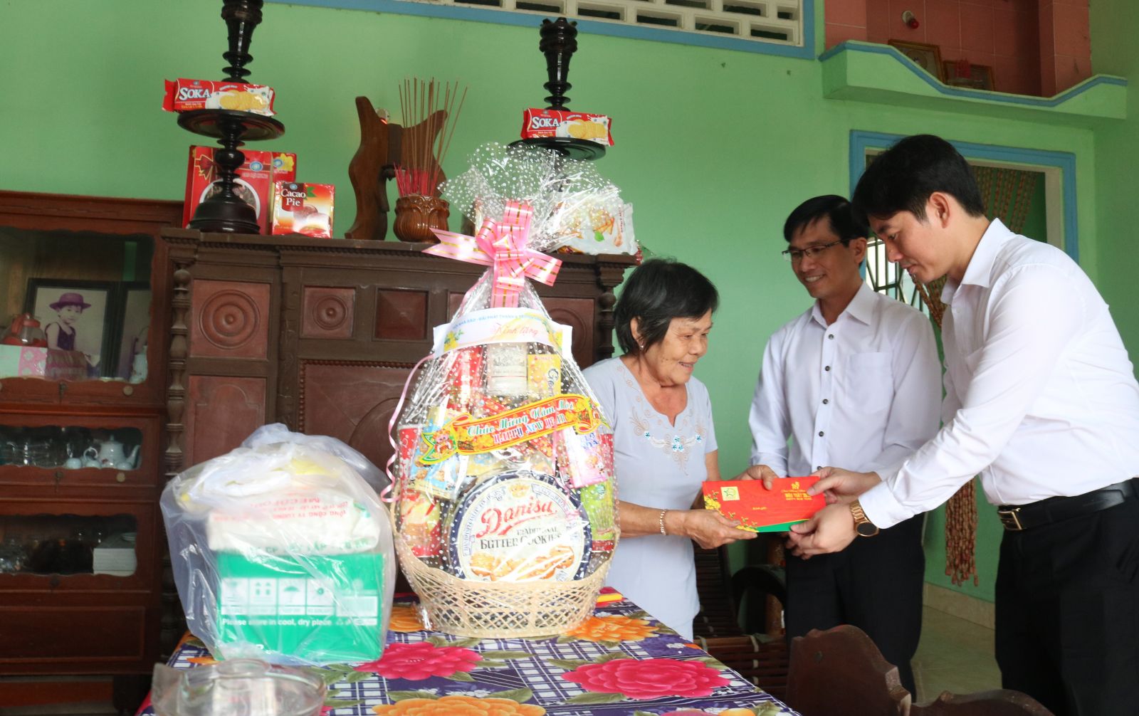 Đoàn thăm, chúc tết, tặng quà thân nhân gia đình nhà báo liệt sĩ Lý Anh Huy-huyện Đức Hòa