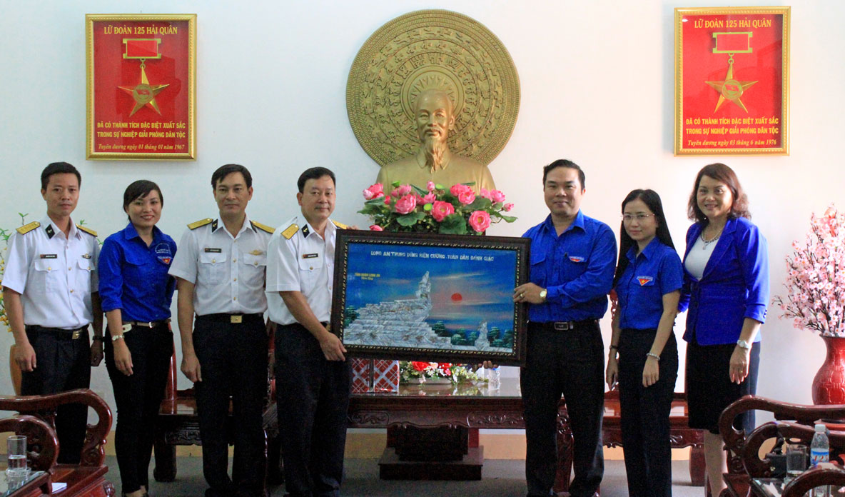 Tuổi trẻ Long An tặng quà lưu niệm cho Lữ đoàn 125 - Vùng 2 Hải quân