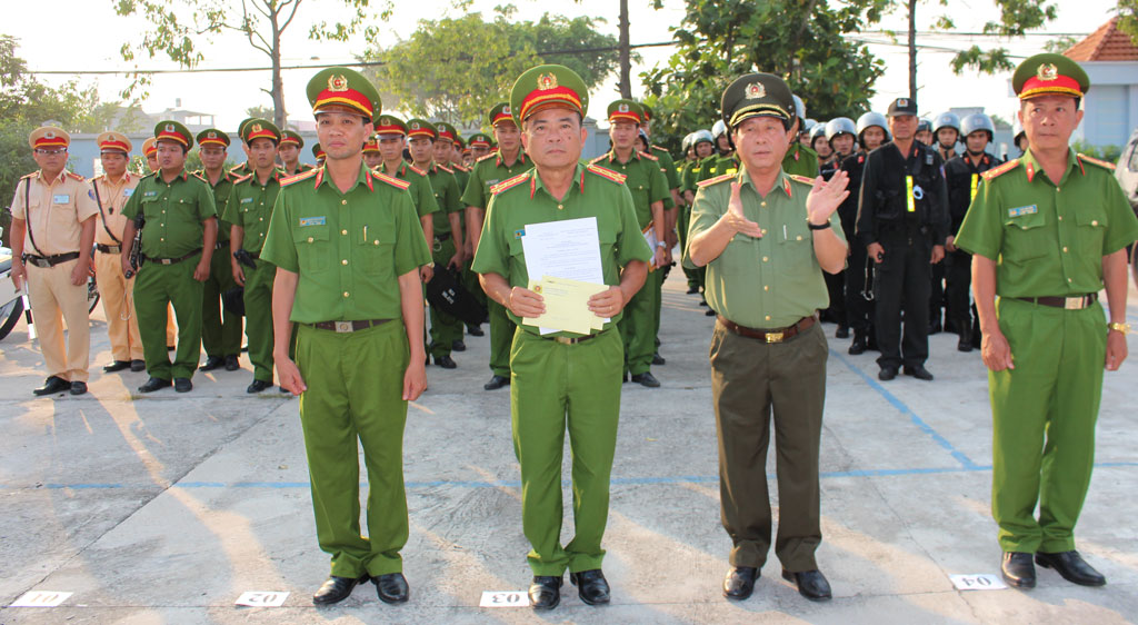 Giám đốc Công an tỉnh - Thiếu tướng Phan Chí Thanh thưởng nóng cho Ban chuyên án.