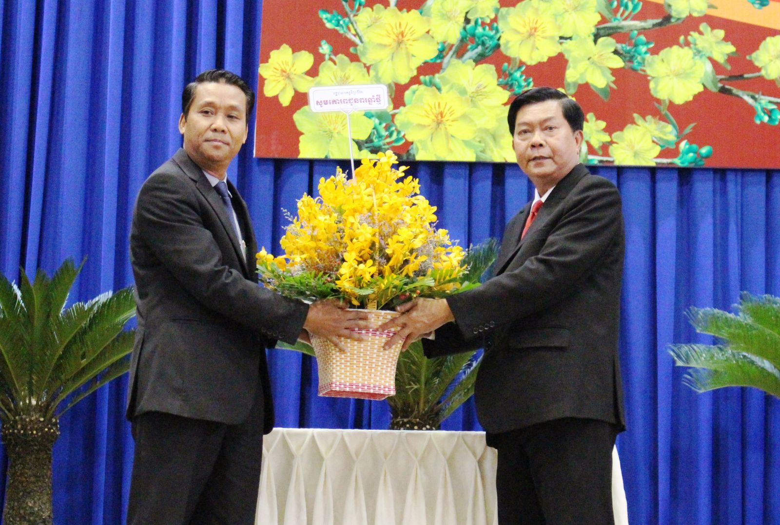 Đoàn đại biểu 2 tỉnh Svay Rieng, Prey Veng (Vương quốc Campuchia) chúc tết tỉnh Long An