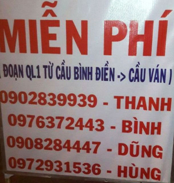 Bảng thông báo số điện thoại của thành viên Đội vá xe lưu động để người đi đường tiện gọi khi bị bể bánh xe.