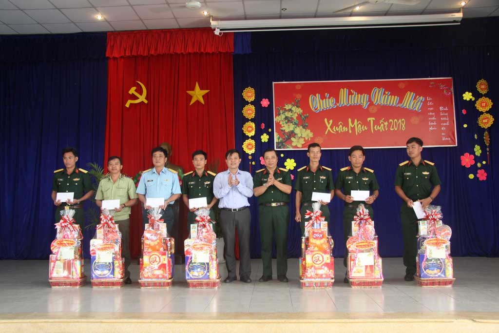 Trưởng Ban tổ chức Tỉnh ủy - Nguyễn Thanh Hải và Chỉ huy trưởng Bộ Chỉ huy Quân sự tỉnh - Trần Văn Trai tặng quà cho các đơn vị