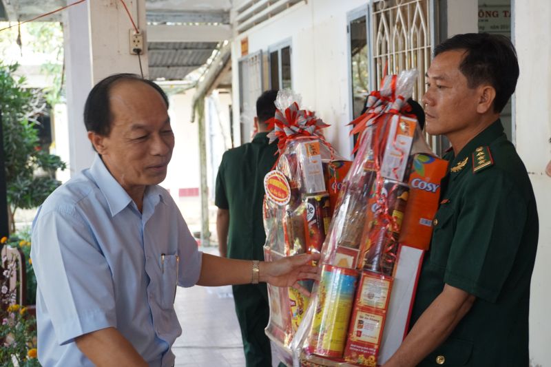 Chủ nhiệm Ủy ban Kiểm tra Tỉnh ủy-Trưởng Đoàn- Lê Thanh Nghiêm tặng quà cho các lực lượng làm nhiệm vụ trên tuyến biên giới.