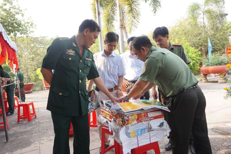 Cán bộ , chiến sĩ Đồn biên phòng đọc báo xuân.