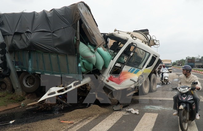 Traffic hotlines set up during New Year holiday A traffic accident (Source: VNA)