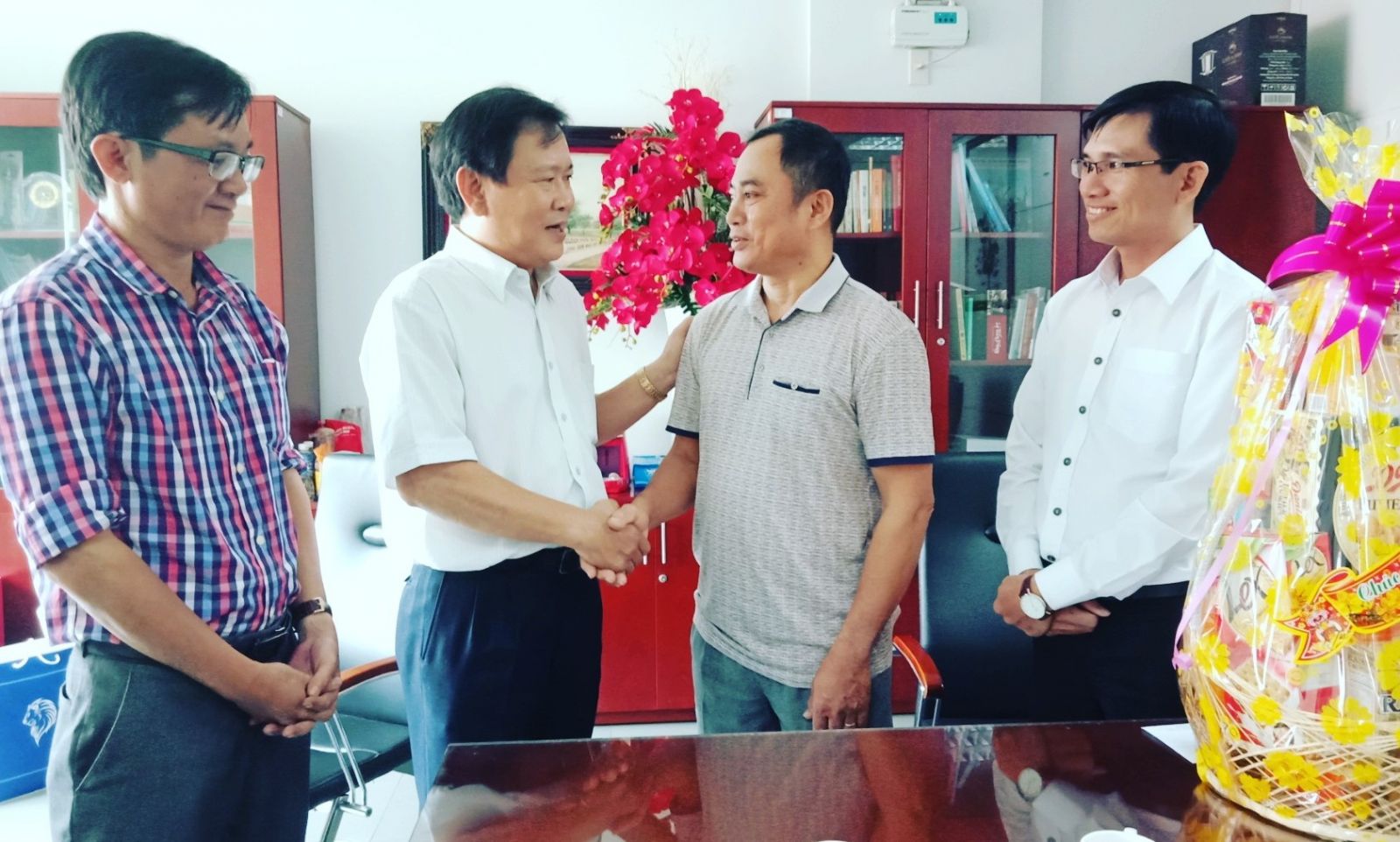 Representatives of Long An newspaper extends Tet congratulations to Phap Luat (Law) Newspaper