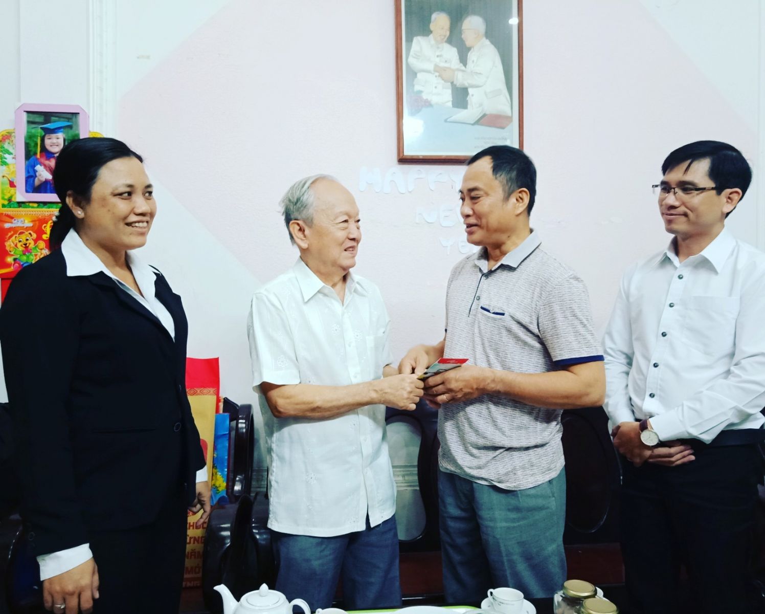 Long An Newspaper visits former editor-in-chief of the newspaper Tran Van Kinh to extend congratulations on the Lunar New Year festival