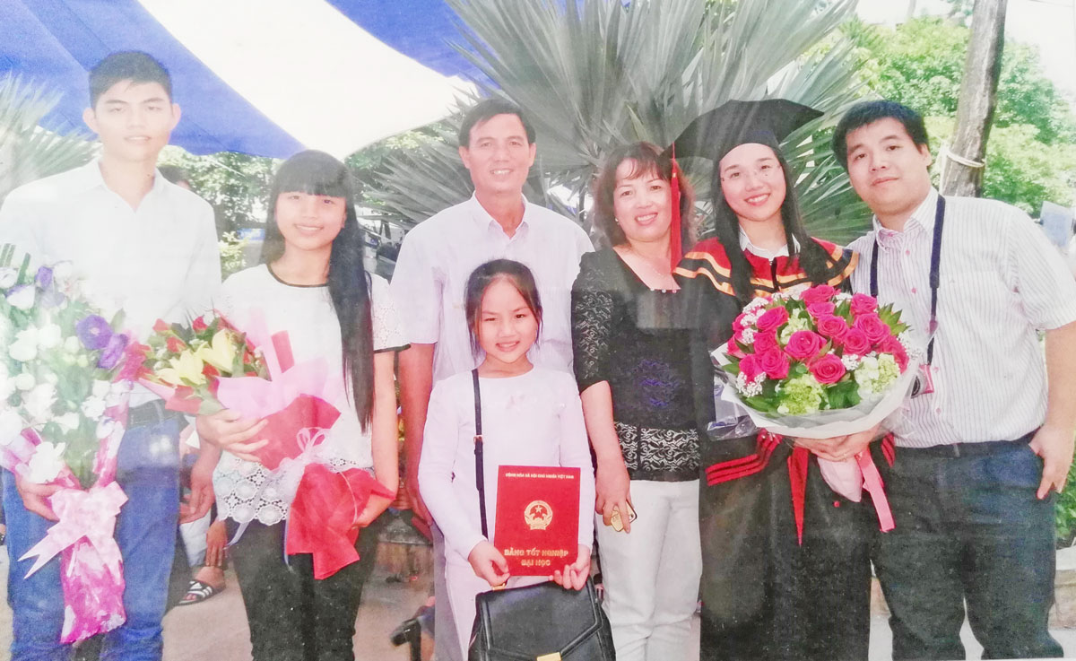 Ông Huỳnh Quốc Quang (đứng giữa) trong ngày tốt nghiệp đại học của con gái