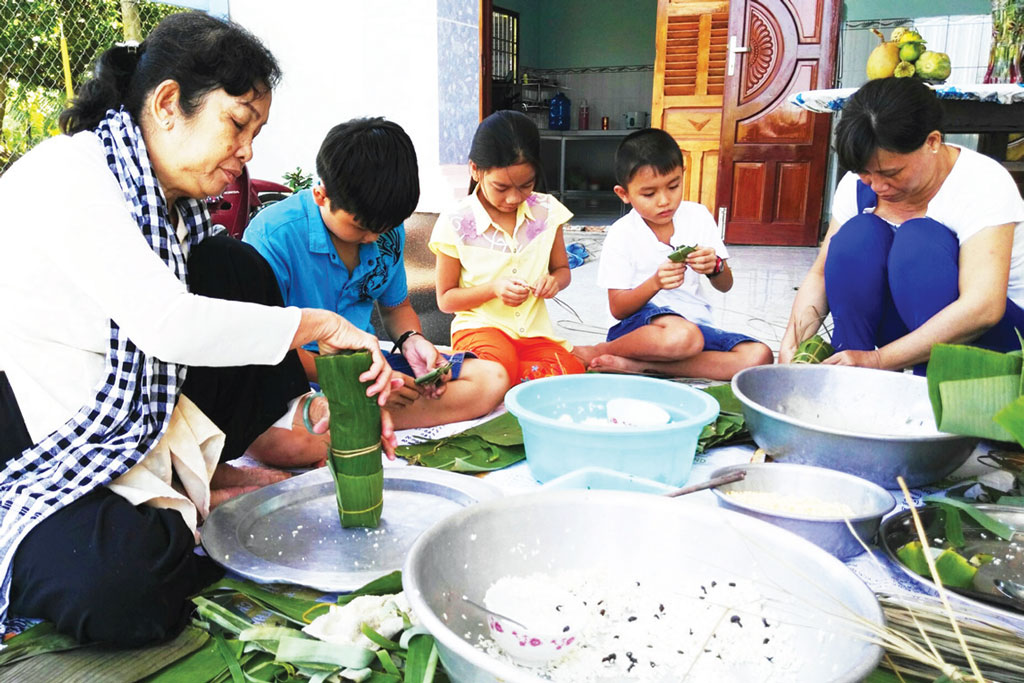 Với mỗi gia đình Việt Nam, ngày tết không thể thiếu bánh chưng, bánh tét. Vì vậy, tết đến, nhà nhà tất bật chuẩn bị lá chuối, lá dong, đậu, nếp, thịt để gói bánh dâng cúng ông bà và tặng nhau