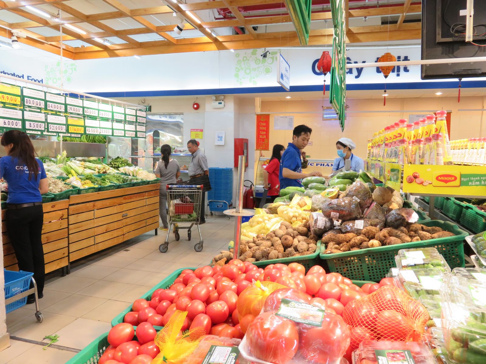 Sôi động chợ tết