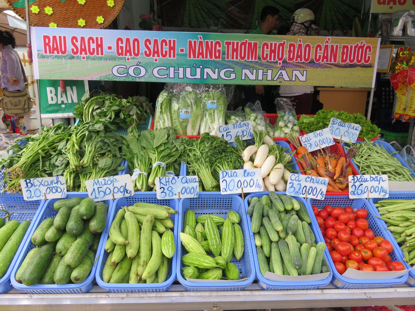 Sôi động chợ tết