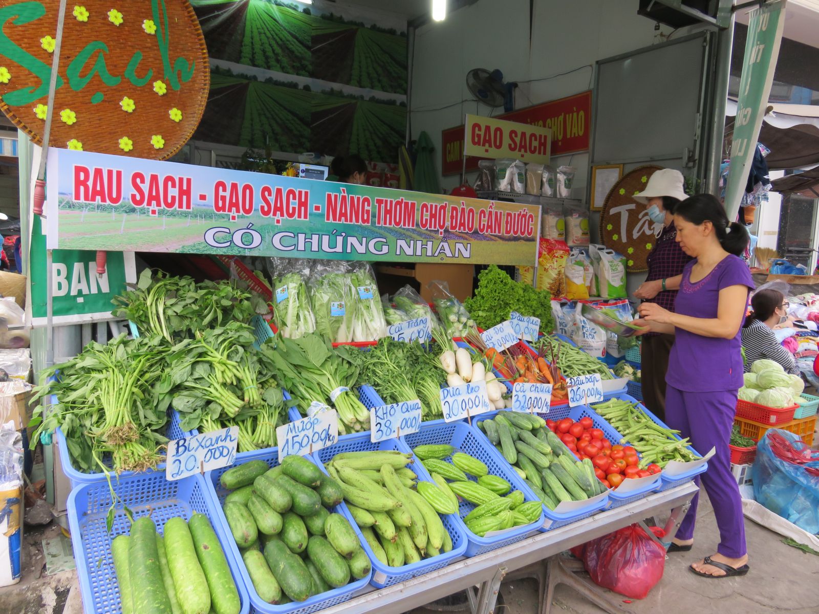 Sôi động chợ tết