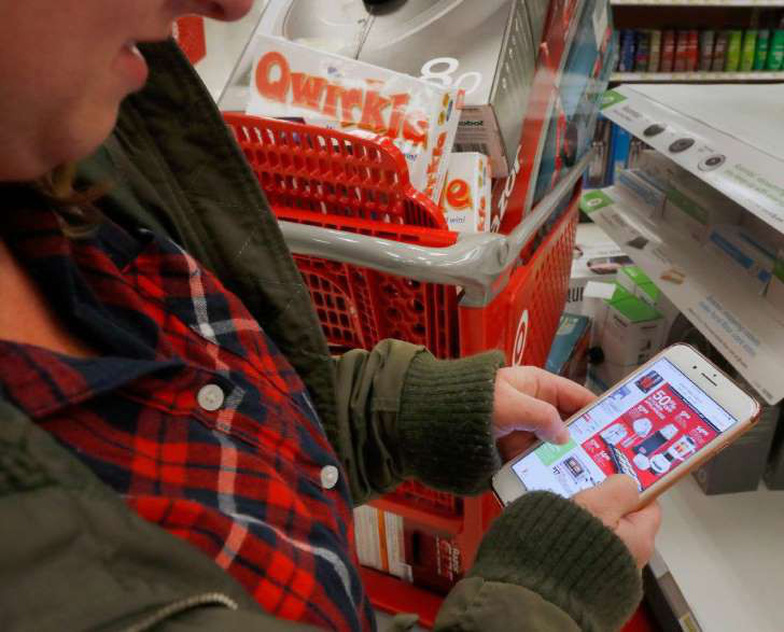 Khách hàng mua sắm với chiếc điện thoại di động - Ảnh: Getty Images