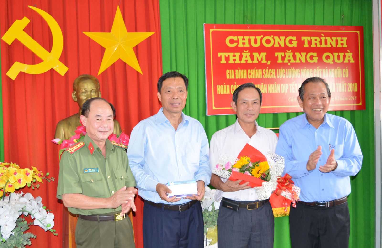 Deputy PM gifts poor families in Can Giuoc District Mr. Binh wished the Party committee, local government, and residents a happy and wealthy festival