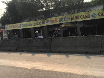 Mạng xã hội lan truyền quán ăn “chặt chém” khách bị đập phá