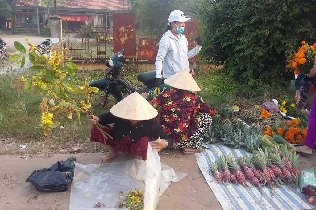 Chợ tết cũng là dịp để người dân biên giới ai có gì dư thì bán nấy, vừa đáp ứng nhu cầu mua sắm tết của mọi người vừa có thêm tiền mua sắm tết cho gia đình