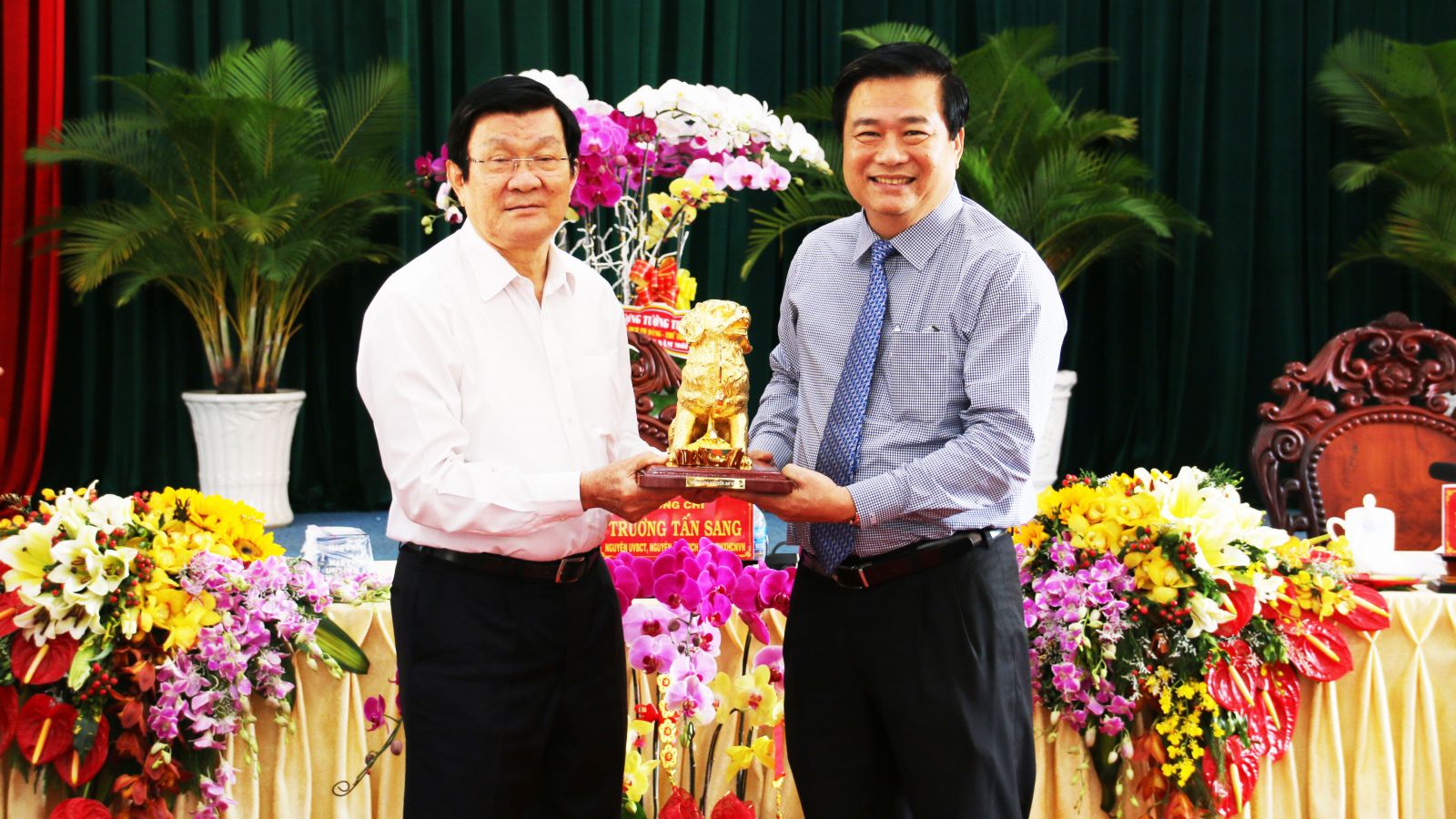 Bí thư Tỉnh ủy, Chủ tịch HĐND tỉnh – Phạm Văn Rạnh tặng quà chúc mừng năm mới nguyên Chủ tịch nước Trương Tấn Sang.