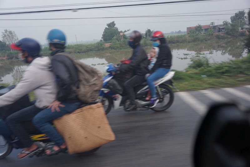 Gian nan trên đường cùng cha về quê ăn tết, sum họp với gia đình (ảnh chụp QLN2 địa bàn thị trấn Tân Thạnh).