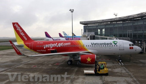Air passengers surge during Tet festival