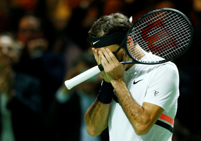 Federer tỏ ra xúc động trong thời khắc lịch sử. Ảnh: Reuters