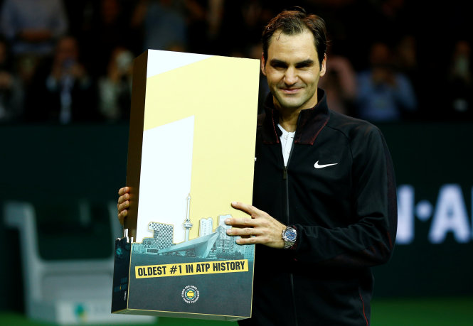 Federer được trao tặng một phần thưởng vinh danh kỷ lục của anh. Ảnh: Reuters