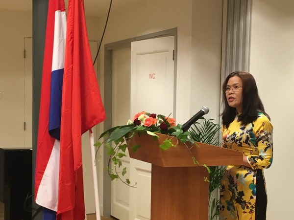 Đại sứ Ngô Thị Hoà phát biểu tại buổi gặp mặt. (Ảnh do Đại sứ quán Việt Nam tại Hà Lan cung cấp)