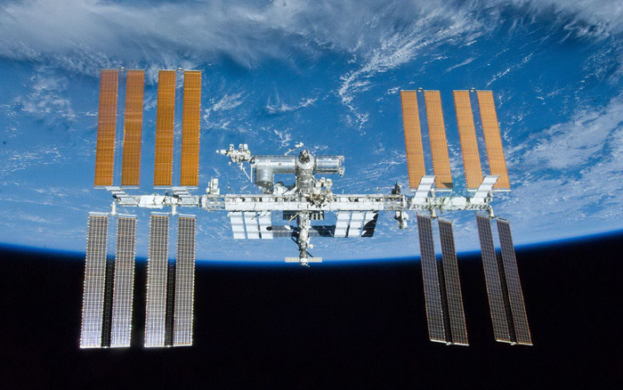ISS đang bay trên quỹ đạo thấp cách Trái đất 400 km - Ảnh: NASA