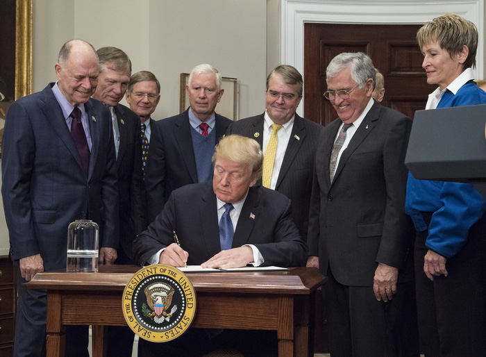 Tổng thống Donald Trump ký sắc lệnh về chính sách không gian ngày 11/12/2017 - Ảnh: NASA
