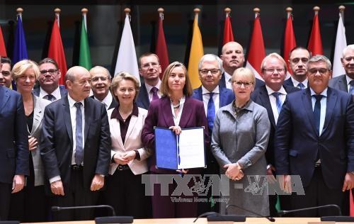 Đại diện Cấp cao phụ trách chính sách an ninh và đối ngoại EU Federica Mogherini (giữa) sau lễ ký. (Nguồn: AFP/TTXVN)