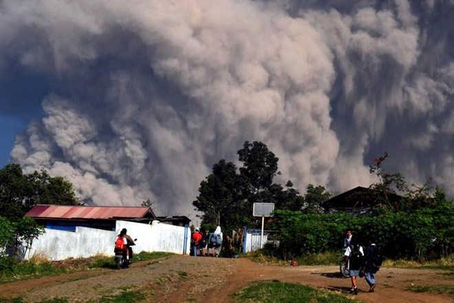 Núi lửa Sinabung trên đảo Sumatra, Indonesia phun tro bụi ngày 19/2. (Ảnh: THX/TTXVN)