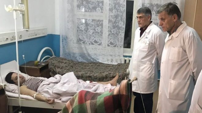 Một nạn nhân bị thuwong trong vụ xả súng nằm điều trị tại bệnh viện ở Kizlyar. (Nguồn: EPA)
