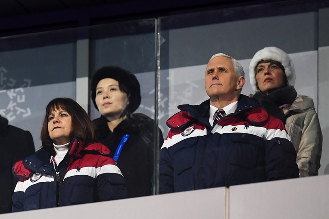 Phó Tổng thống Mỹ Mike Pence ngồi gần cô Kim Yo-jong- em gái lãnh đạo Triều Tiên Kim Jong-un tại lễ khai mạc Olympic. (Nguồn: Getty Images)