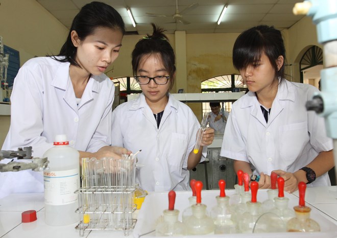 Giờ thực hành Hóa học của học sinh lớp 11, trường Trung học phổ thông Lê Qúy Đôn, TP.HCM. (Ảnh: Phương Vy/TTXVN)