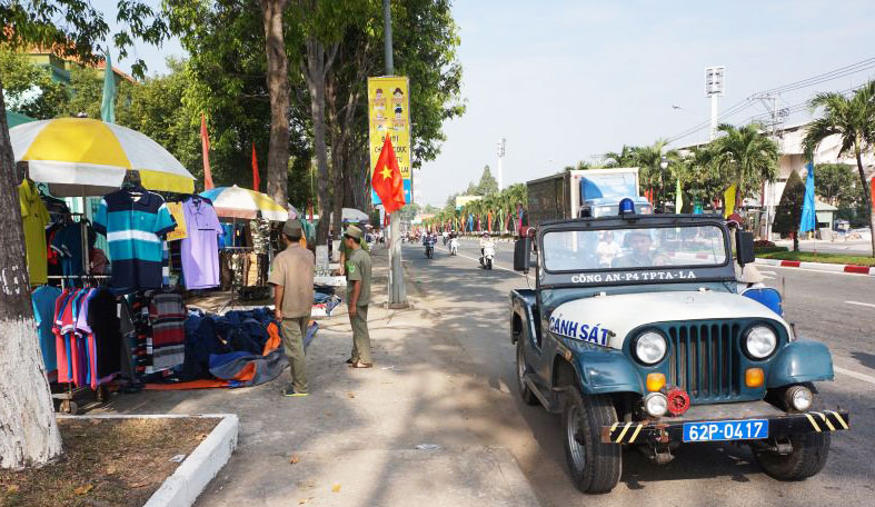 Công an phường 4, TP Tân An thực hiện dọn dẹp chấn chỉnh TTATGT trên tuyến đường Hùng Vương trong những ngày tết.