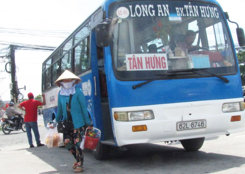 Xe cố định tuyến Tân An-Tân Hưng phục vụ khách (ảnh chụp ngày mùng 5 tết).
