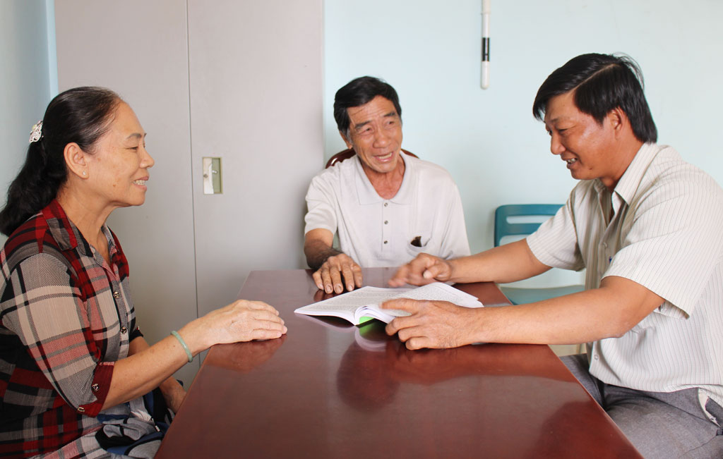 Ông Nguyễn Thái Tôn (bìa phải) thường xuyên gần gũi, tìm hiểu, động viên người dân