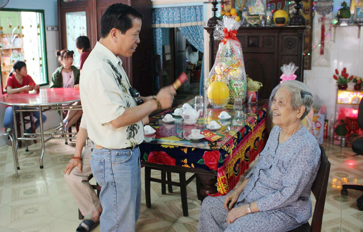 Sau bao năm xa xứ, ông Dương Minh Quang vẫn khát khao hương vị quê nhà, muốn được về bên vòng tay gia đình, khoanh tay mừng tuổi mẹ