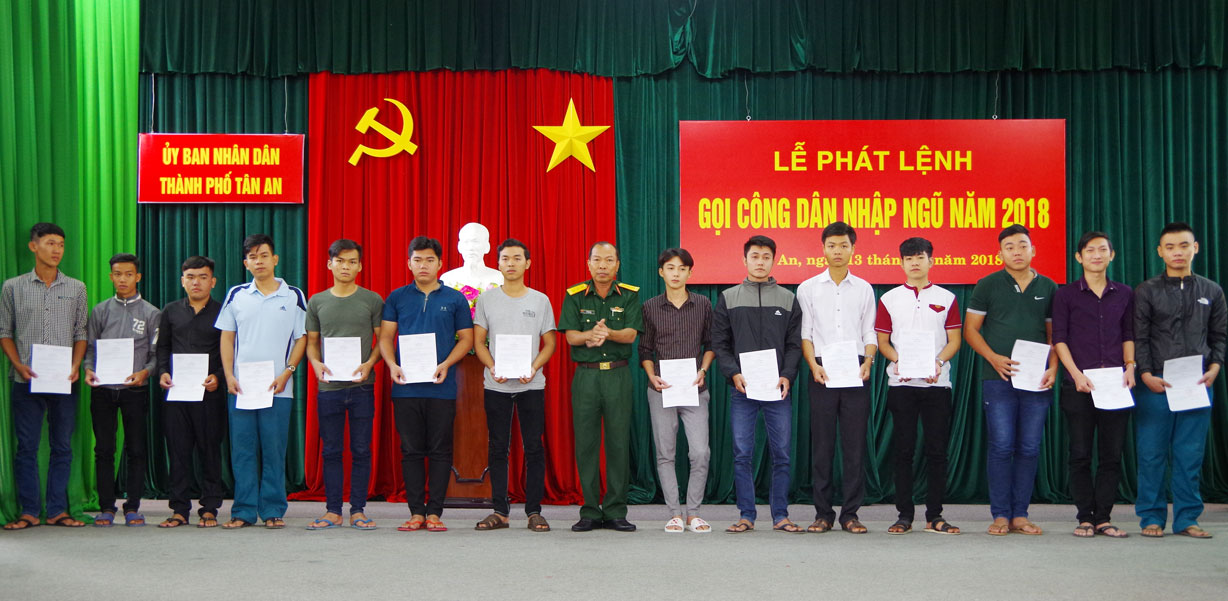 Thành phố Tân An tổ chức phát lệnh và trao quyết định nhập ngũ cho thanh niên trúng tuyển
